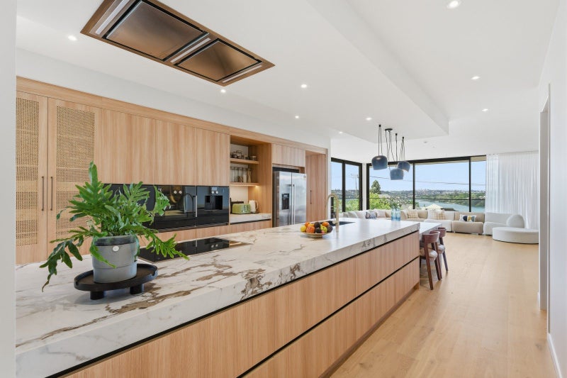 Commanding Views. Contemporary Edge.64507381314050112