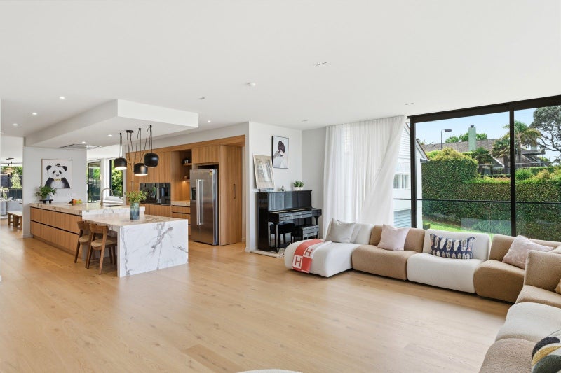 Commanding Views. Contemporary Edge.64507381314050113