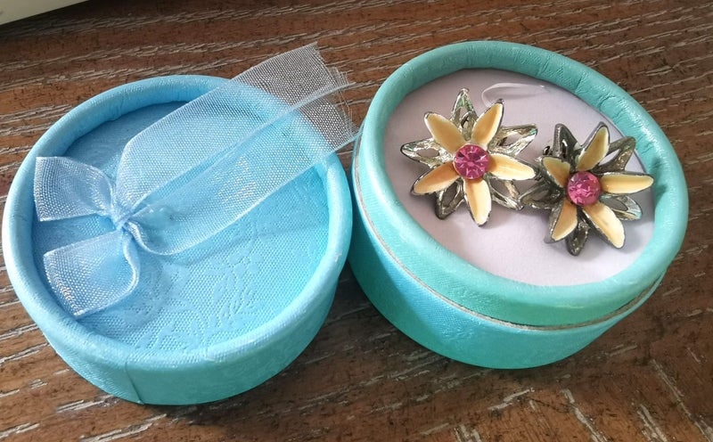 Vintage daisy enamel clip on earrings in box Carousel 1