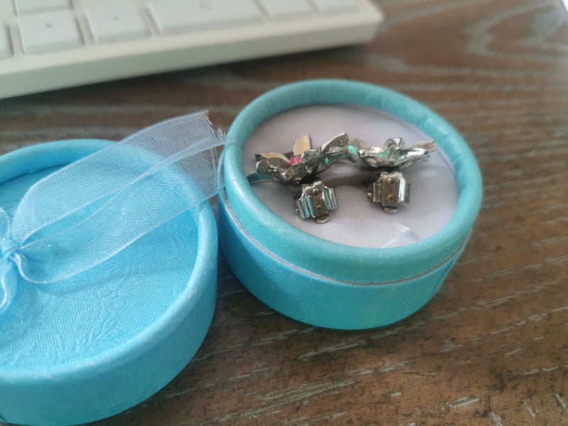 Vintage daisy enamel clip on earrings in box Carousel 2