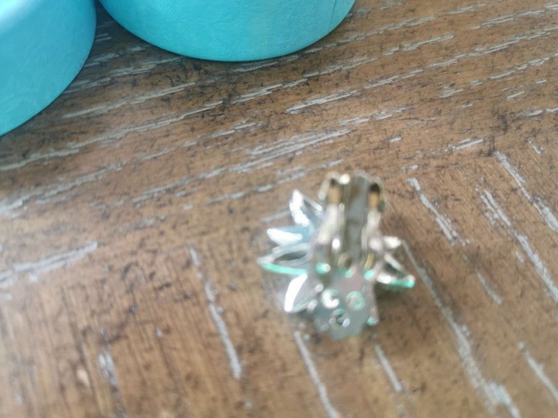 Vintage daisy enamel clip on earrings in box Carousel 3