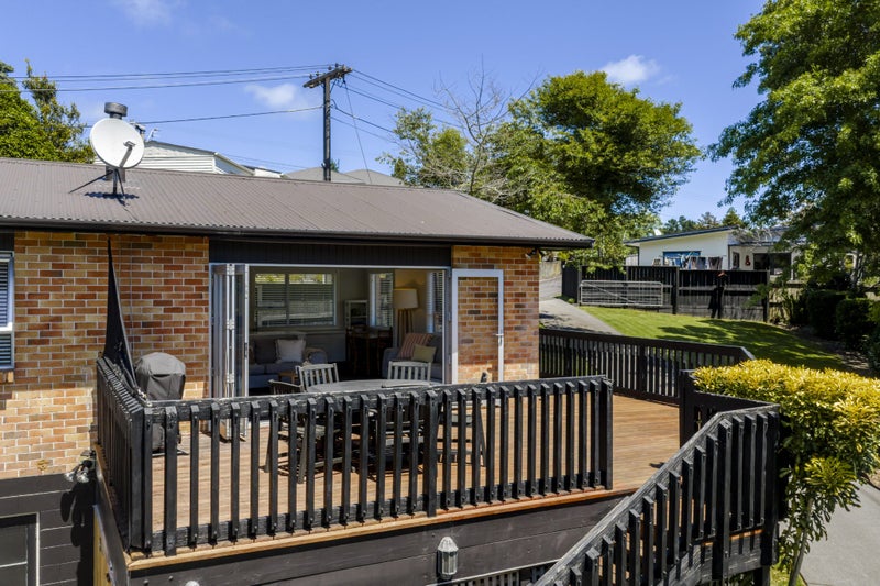 Tranquil Living on a Generous Section64514657619715114