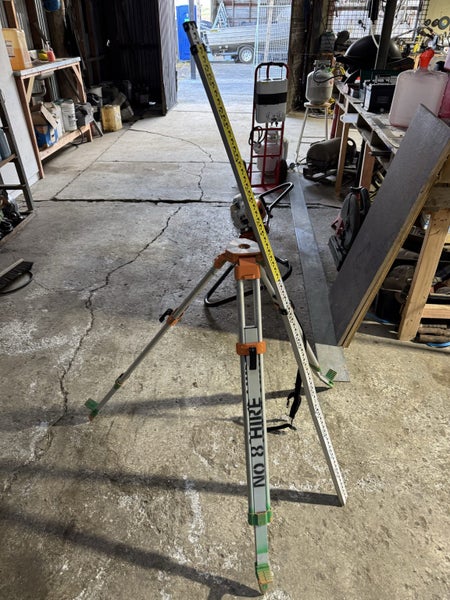 Tripod and 3m staff. - some damage Carousel 1