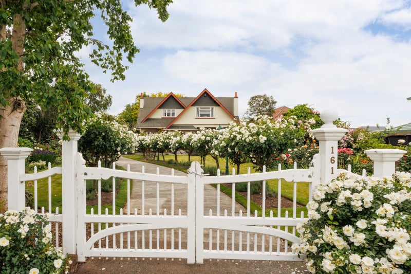 A grand character home on 1,299m264515451005697110