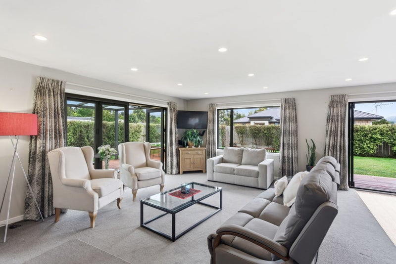 Outstanding 4 Bedroom Home & Exception Parking64516051104387112