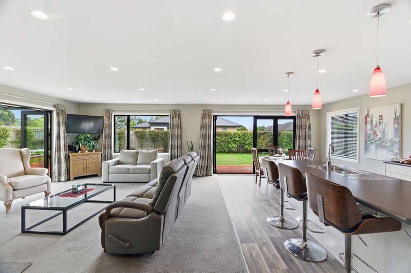 Outstanding 4 Bedroom Home & Exception Parking64516051104387113