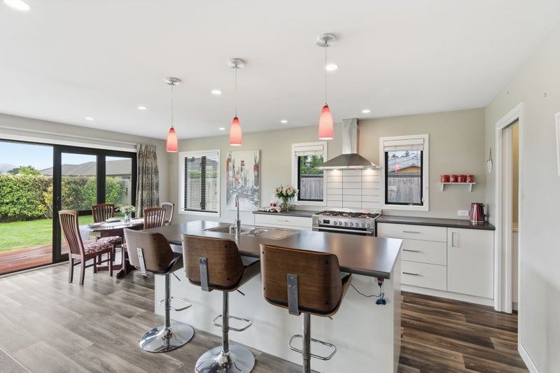 Outstanding 4 Bedroom Home & Exception Parking64516051104387114