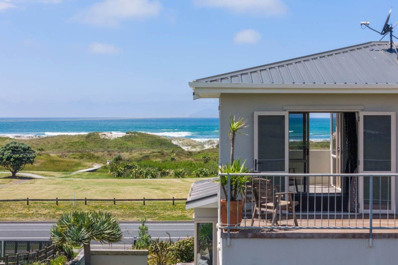 ELEVATED COASTAL LIVING WITH EXCEPTIONAL VIEWS64516232039042110