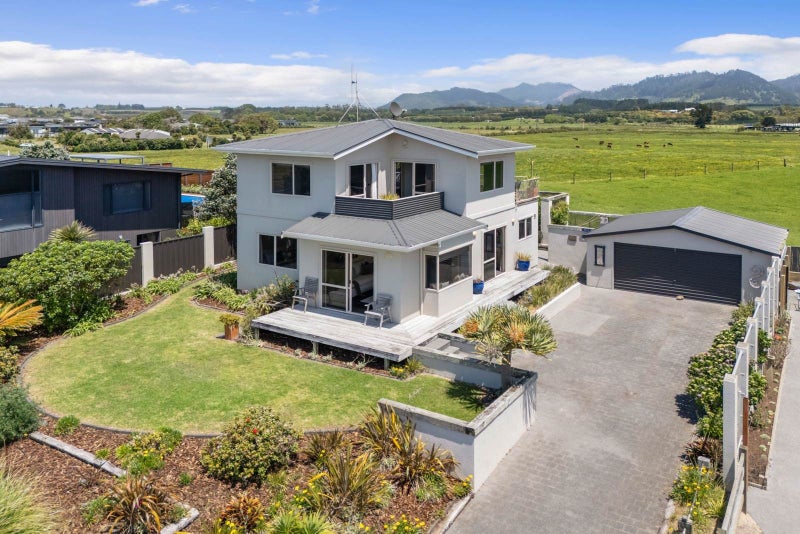 ELEVATED COASTAL LIVING WITH EXCEPTIONAL VIEWS64516232039042111