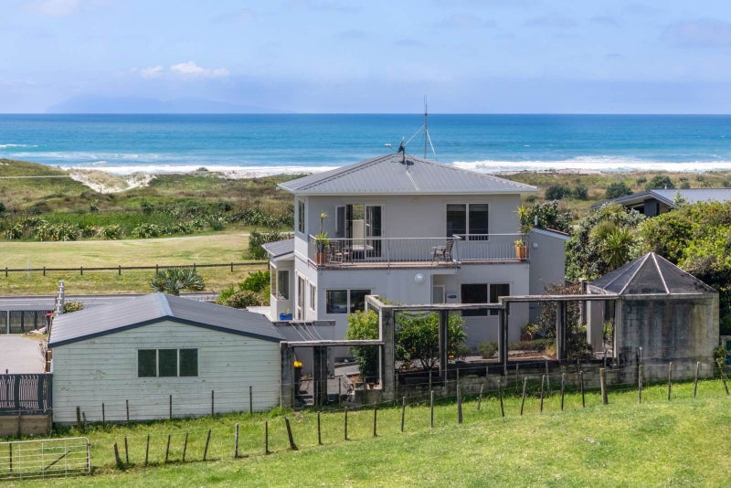 ELEVATED COASTAL LIVING WITH EXCEPTIONAL VIEWS64516232039042112