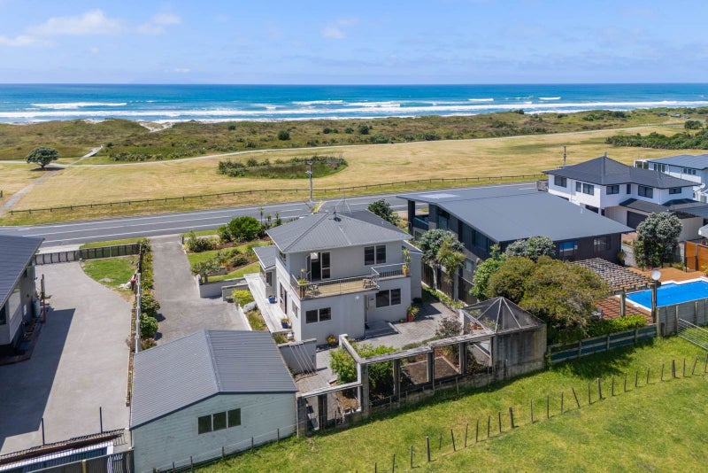 ELEVATED COASTAL LIVING WITH EXCEPTIONAL VIEWS64516232039042113