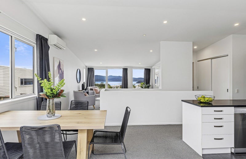 EASY, MODERN LIVING WITH STUNNING HARBOUR VIEWS64594124216963113