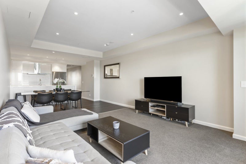 Modern living with seaviews and parking!64516942500995112