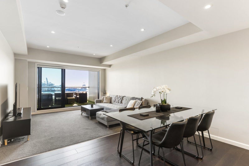 Modern living with seaviews and parking!64516942500995113