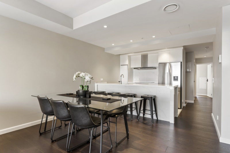 Modern living with seaviews and parking!64516942500995114