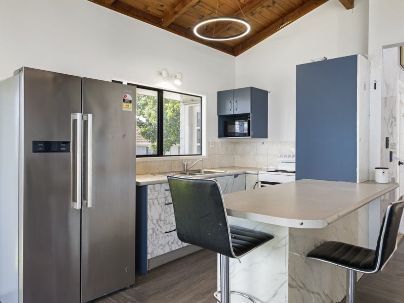 Freehold Home + Sleepout - Must Be Sold!64517026648067111