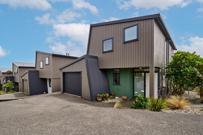 MODERN EASE IN A QUIET WOODRIDGE SETTING64517226204673110