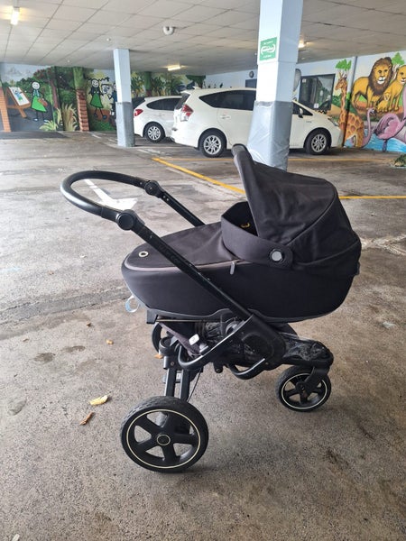 Newborn car seat, Maxi-Cosi Jade Bassinette + FamilyFix3 Base + Nova Stroller64517739441026111