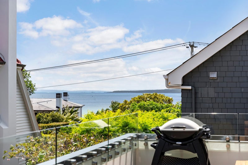 Sea Views, All Day Sunshine, Walk to the Beach64518009804290112