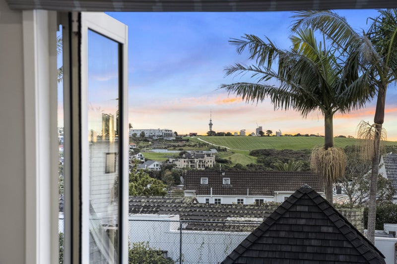 Sea Views, All Day Sunshine, Walk to the Beach64518009804290114