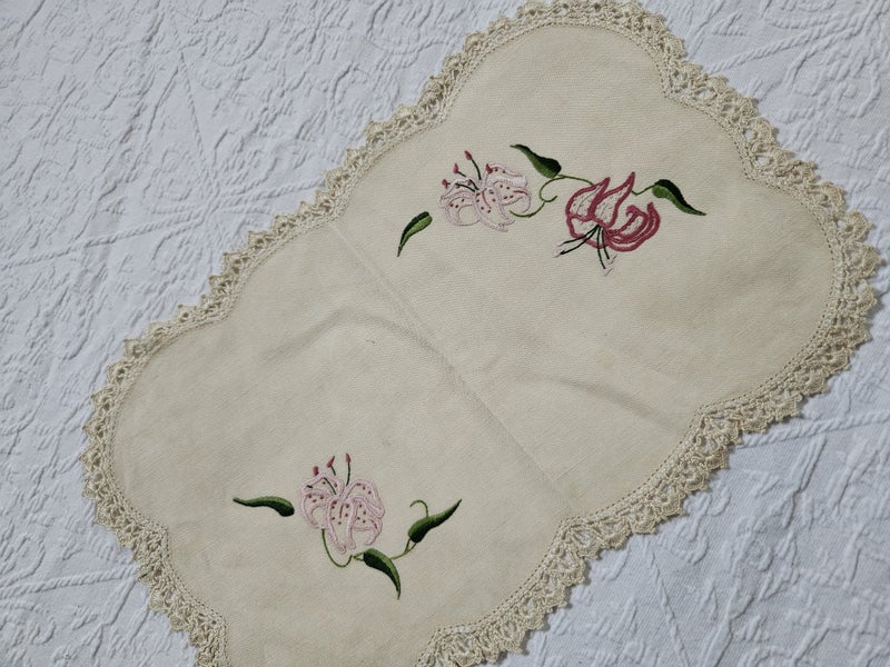 Vintage Hand Embroidered & Crochet Linen Traycloth #4 Carousel 2