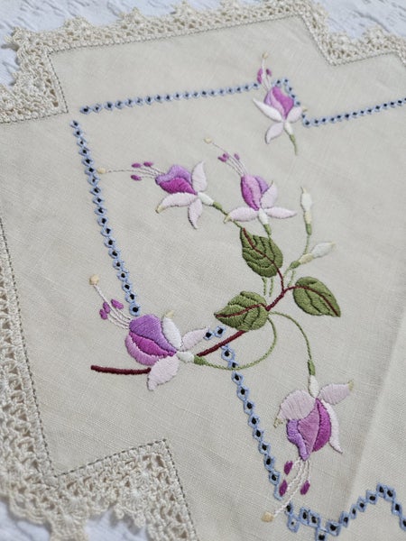 Vintage Hand Embroidered & Crochet Linen Traycloth #5 Carousel 2