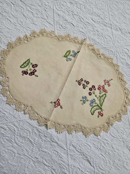 Vintage Hand Embroidered & Crochet Linen Traycloth #6 Carousel 2