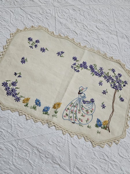 Vintage Hand Embroidered & Crochet Linen Traycloth #7 Carousel 2