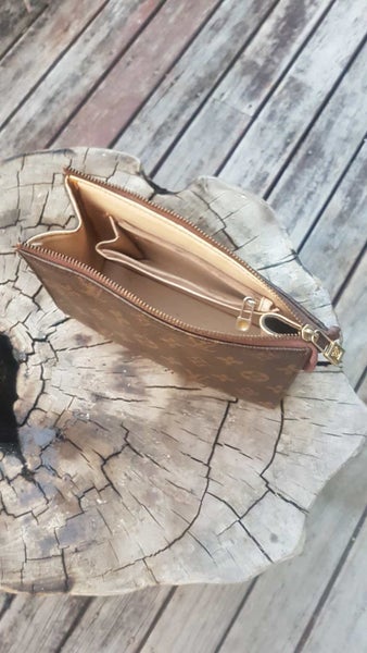 Authentic Louis Vuitton Monogram Canvas Purse – Good Condition64519207475458112