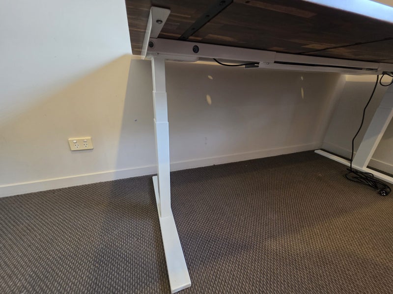 Standing electric desk - Deskbird Carousel 2