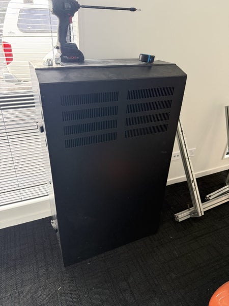 Vertical Server Rack 6RU Carousel 1
