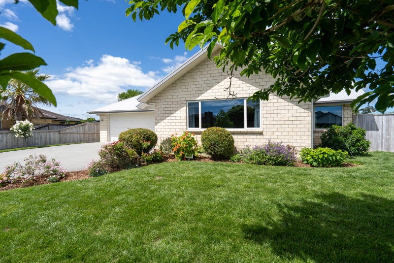 Big Home, Big Section, Big Opportunity!64525917833603111