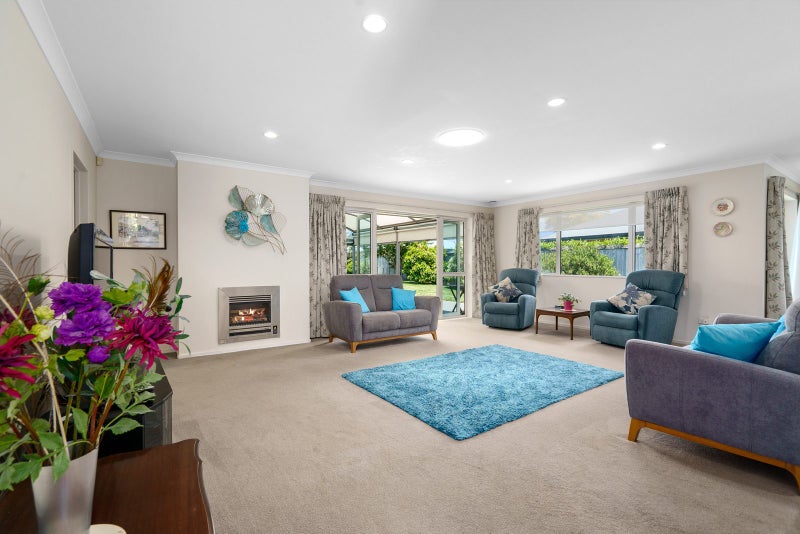 Big Home, Big Section, Big Opportunity!64525917833603113