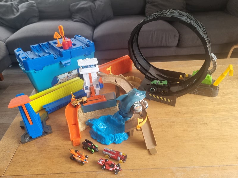 HUGE Hot Wheels Bundle - Tracks, Loops, Cars & Monster Trucks! Carousel 1