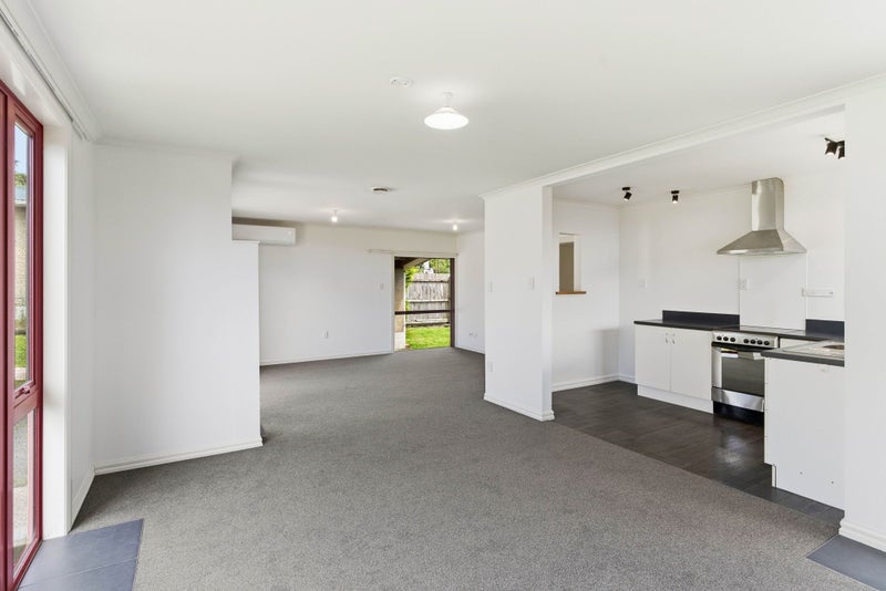 Mid Century Home, Level Backyard64526516003331113