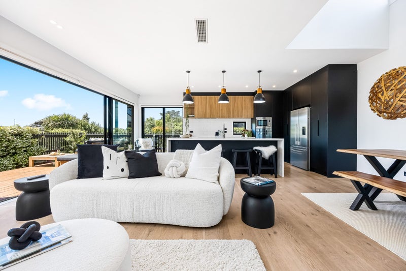 Lifestyle, Location and Views!64526918921090113