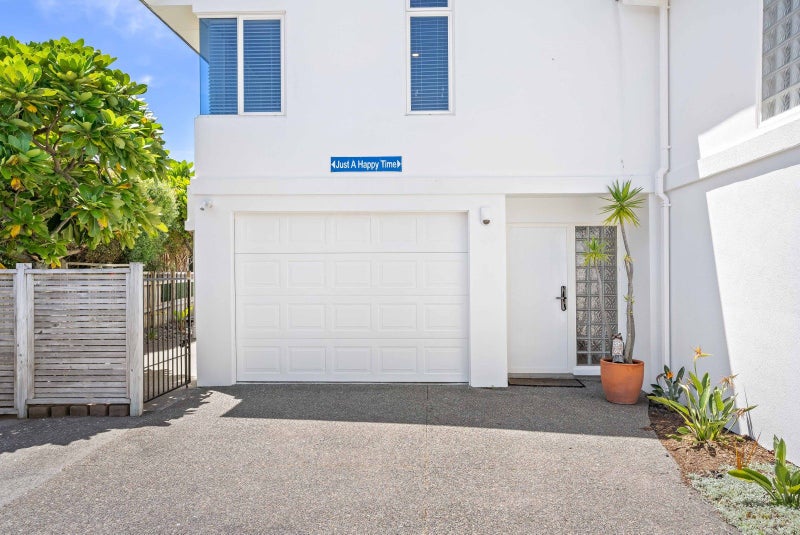 Seconds from the Surf Club64527606485762111