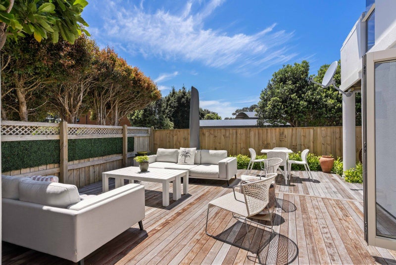 Seconds from the Surf Club64527606485762112