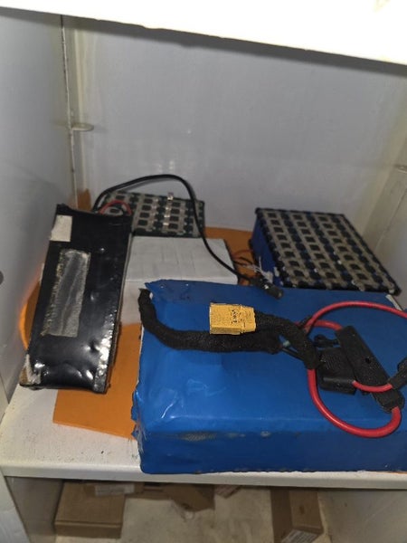 Lithium 18650 battery packs, plus loads of gear.64527740240899111