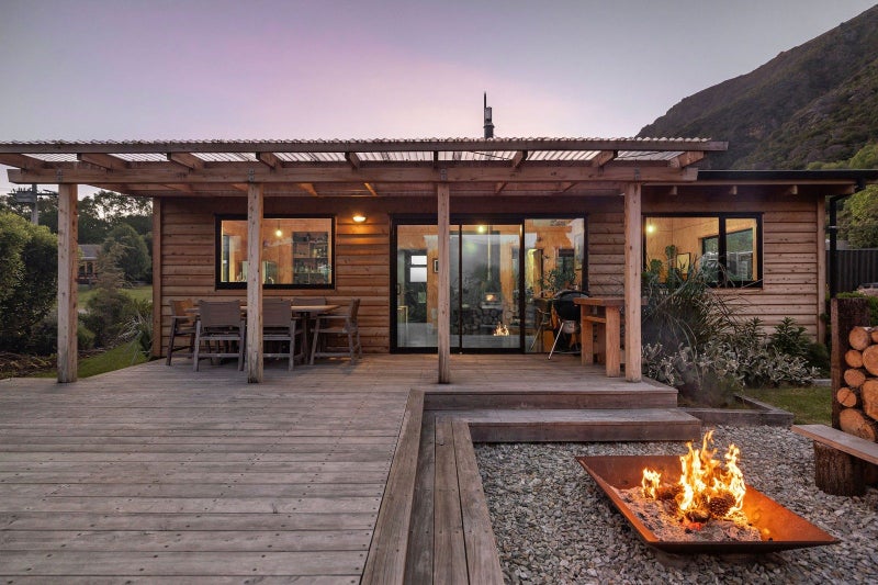 Mountain views and lakeside living!64527905339522110