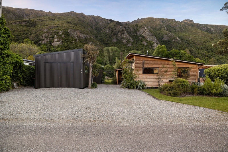 Mountain views and lakeside living!64527905339522111