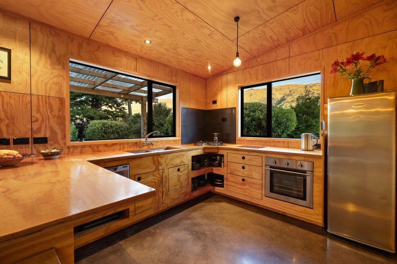 Mountain views and lakeside living!64527905339522114