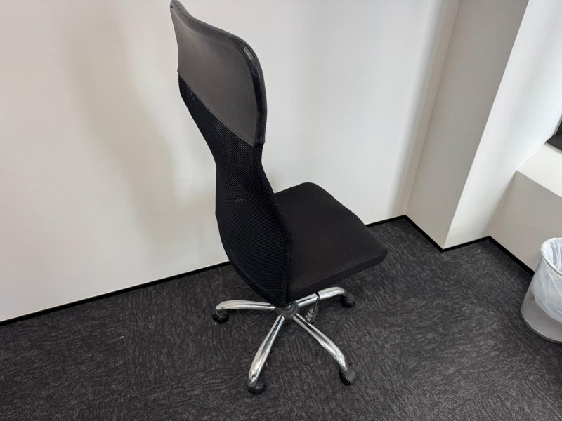 Mesh back office chairs x 4 Carousel 3