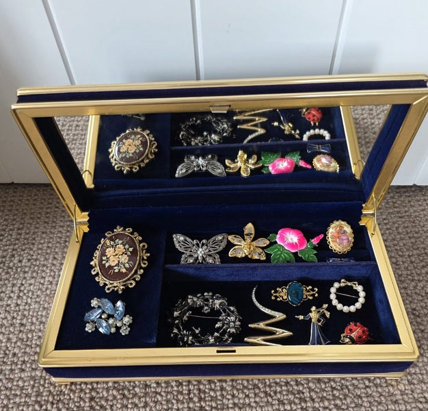 Bulk brooches in a musical box Carousel 1