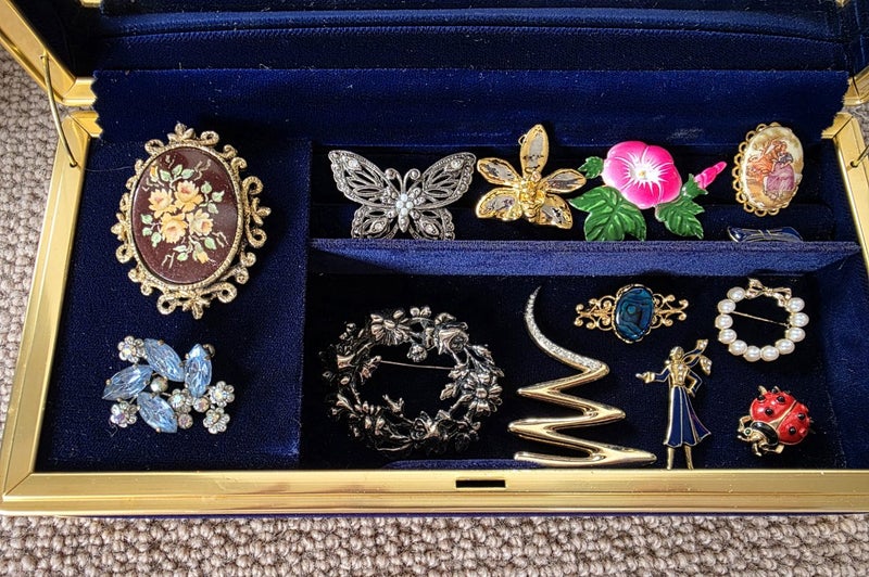 Bulk brooches in a musical box Carousel 2