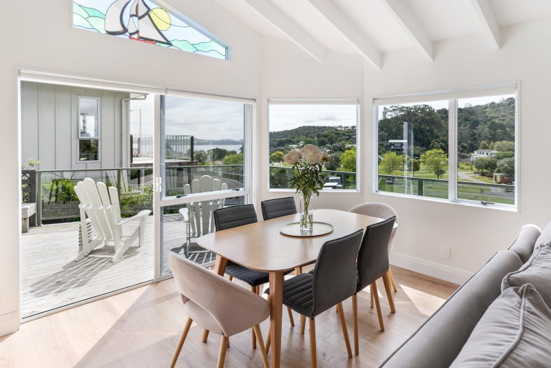 Charming coastal comfort64528801144449111