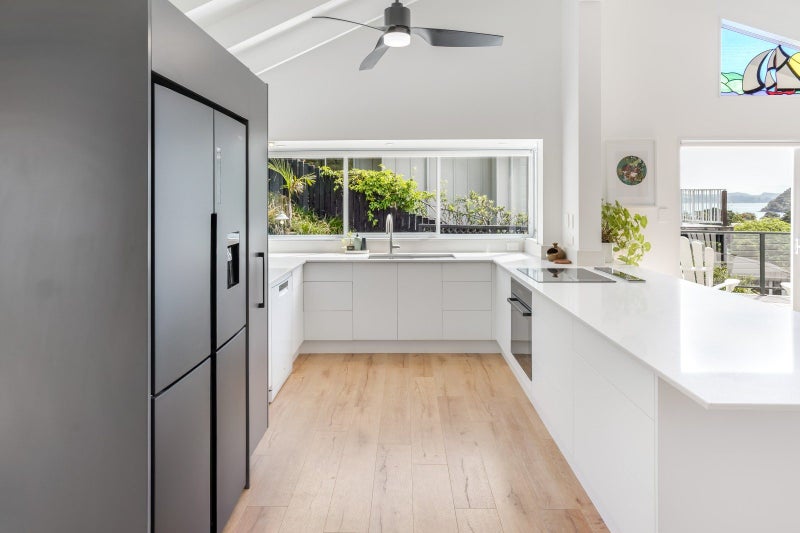 Charming coastal comfort64528801144449112