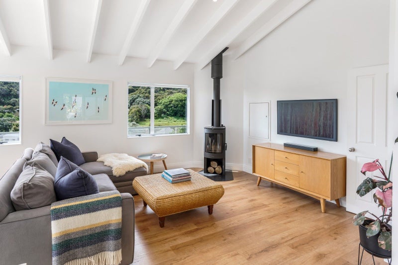 Charming coastal comfort64528801144449113