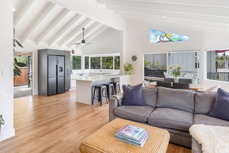 Charming coastal comfort64528801144449114