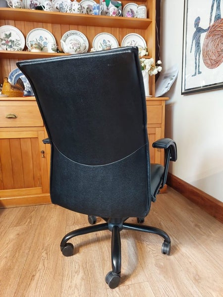 Boardroom Table and 12 Leather Chairs Carousel 8